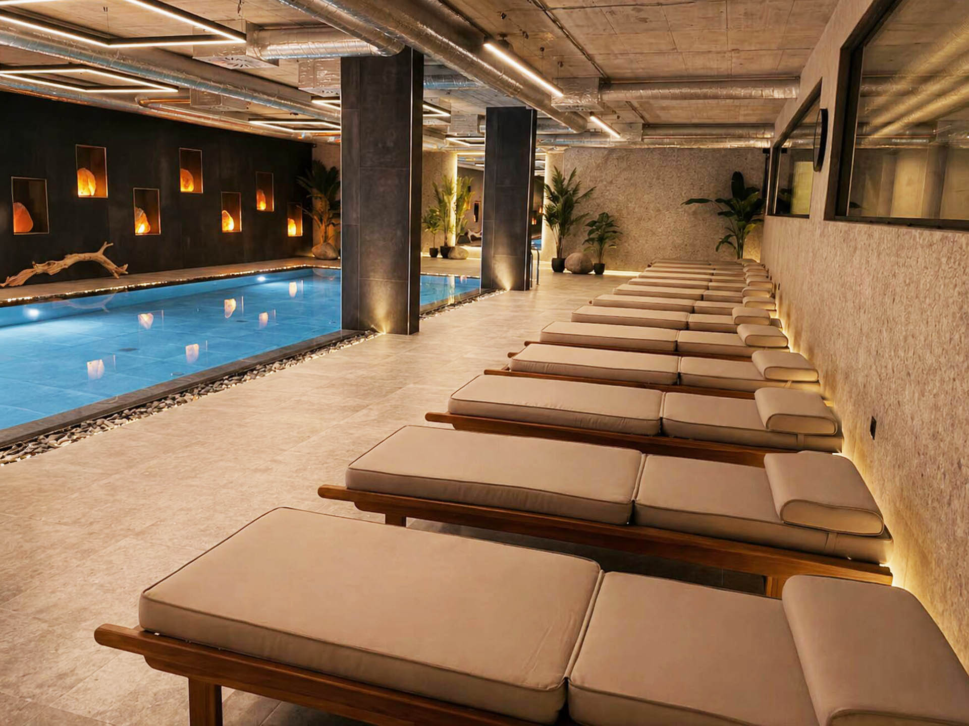 Spa-Bereich mit Indoorpool und Liegen
